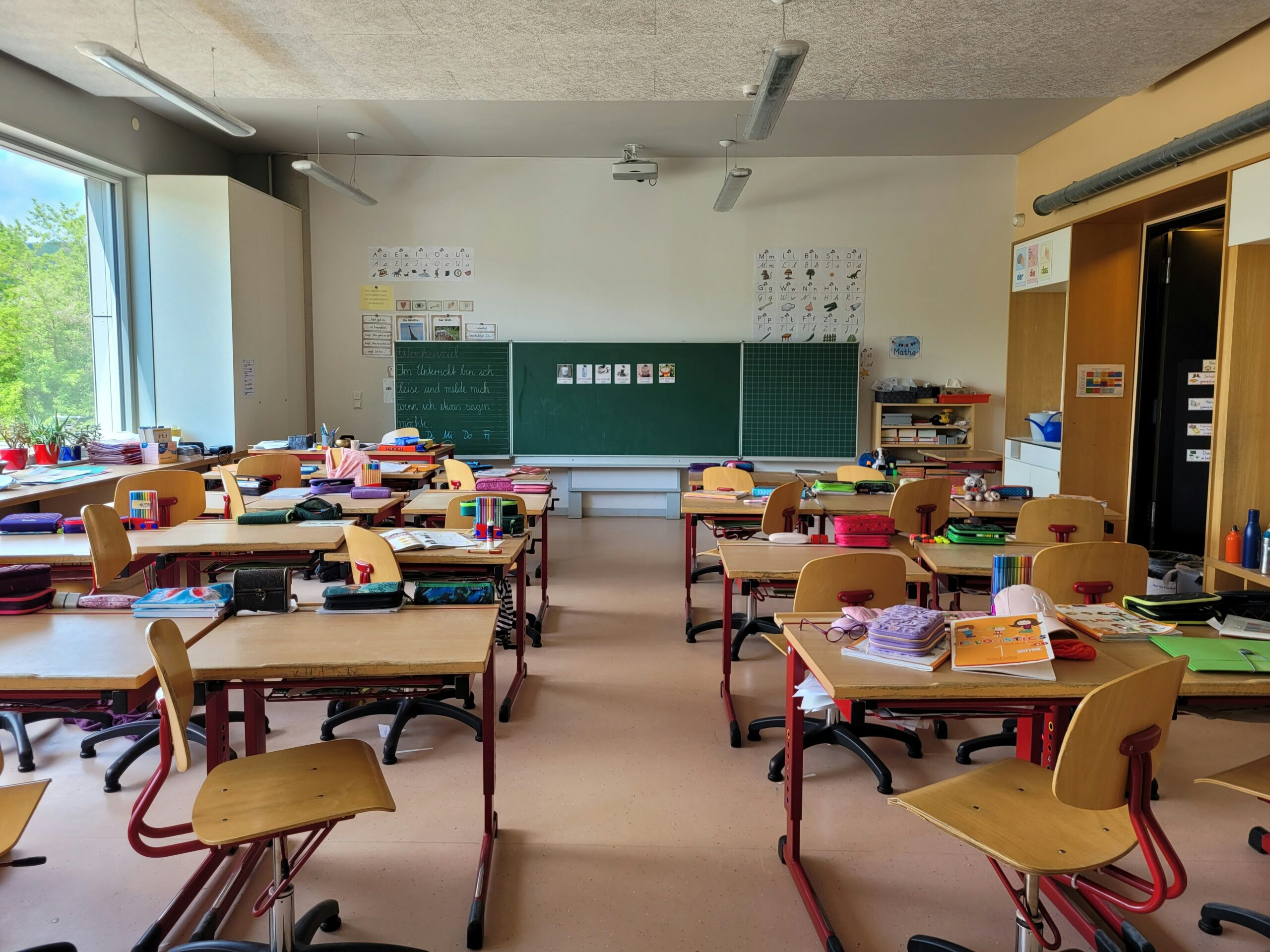Bright European elementary classroom illustrating Italy’s debate over school integration, religious dress and foreign-student caps